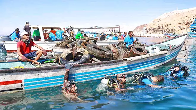 بمشاركة 30 غواصا.. حملة تطوعية لتنظيف قاع حوض ميناء المكلا